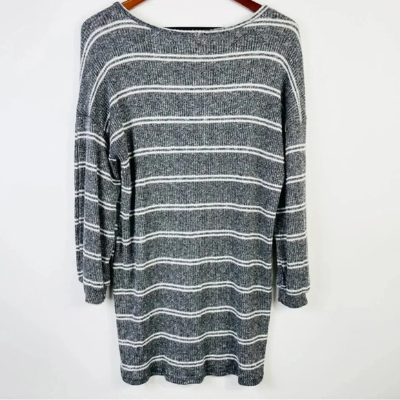 Everly Gray Striped Tunic Top Size Large - Picture 4 of 6